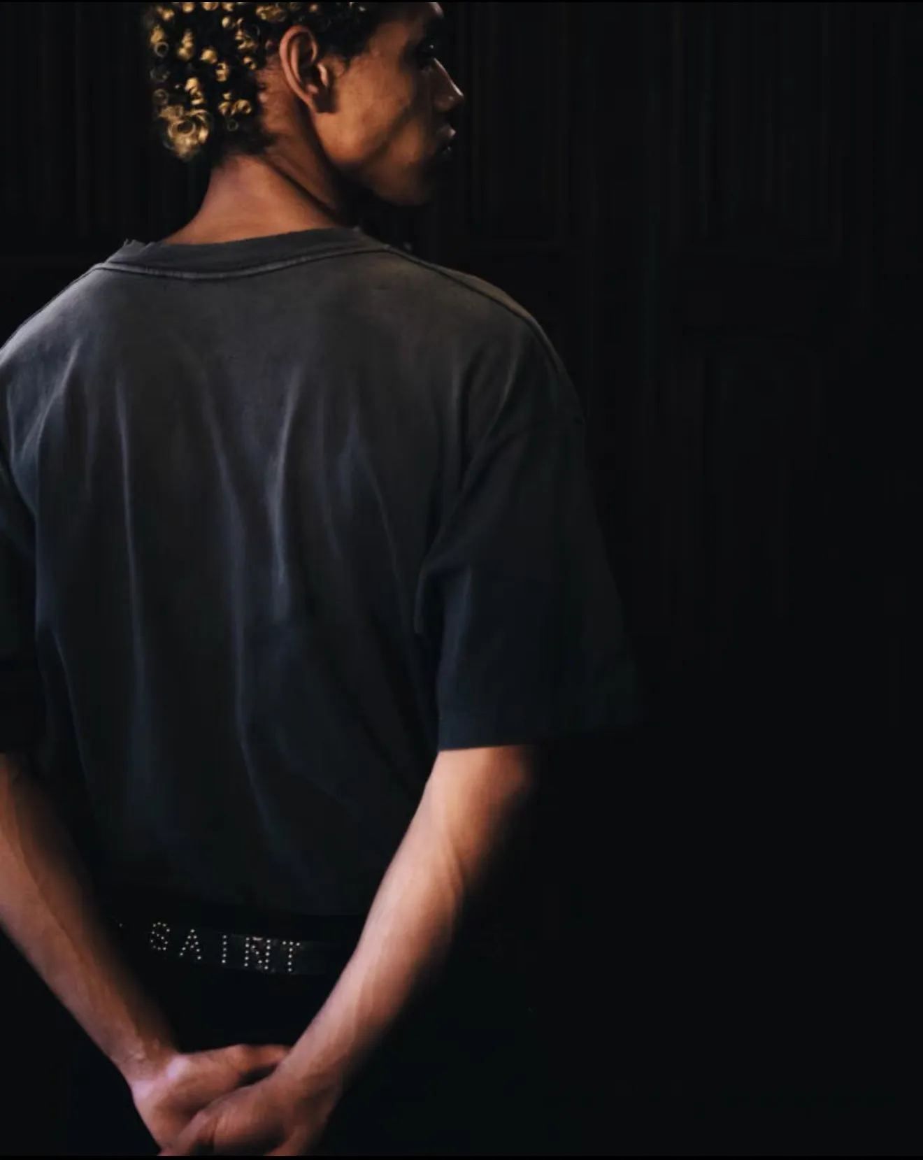 ❥8029#P136 Saint Mxxxxxx new model uses double yarn cotton batik fabric 280g, comfortable and breathable to wear. Full of street feel, loose fit. Craftsmanship: crack printing + graffiti + spray coding, batik and wash. Size: (S-M-L-XL) Color: Washed Black